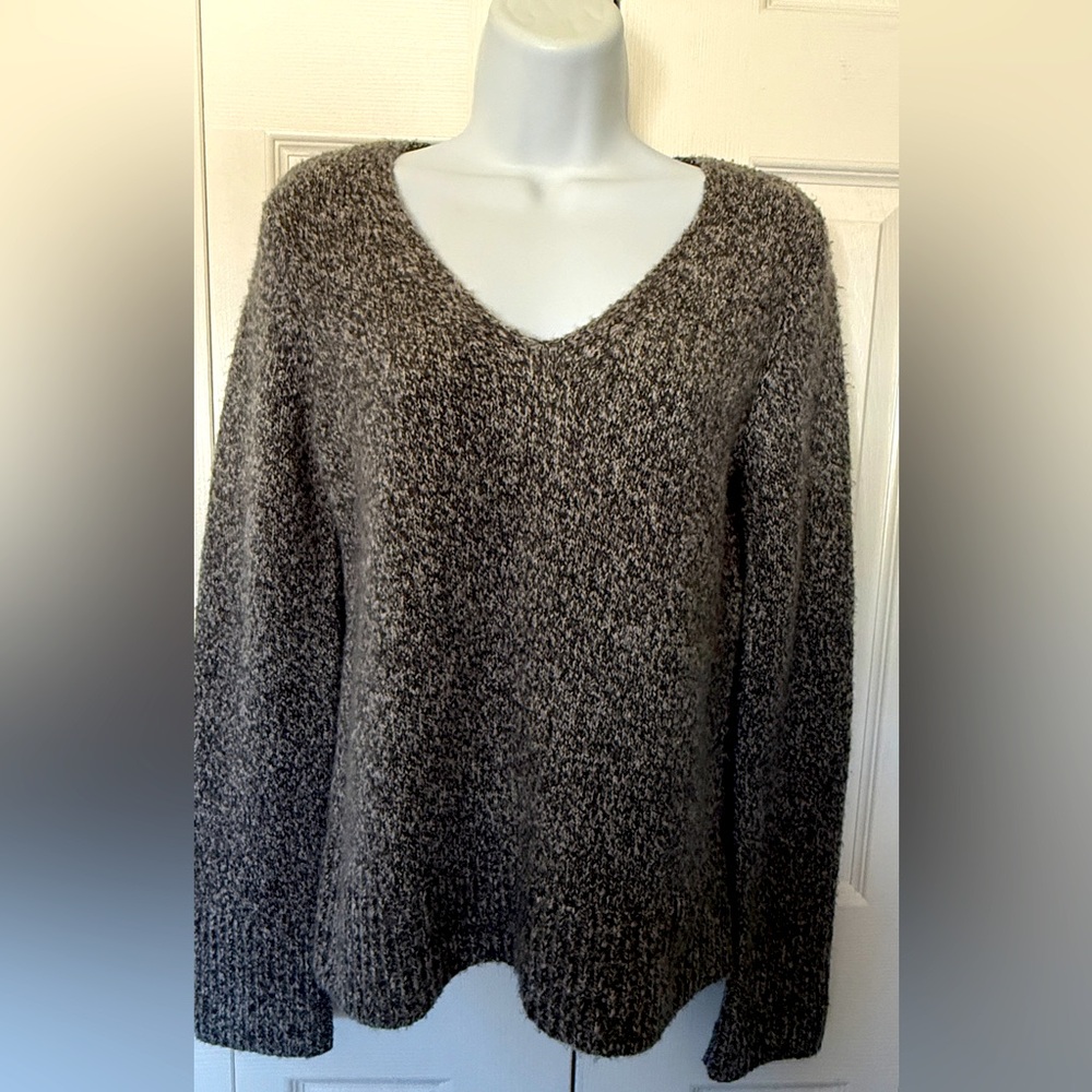 TAHARI V-Neck Sweater Gray Classic Long Sleeve Soft Knit Luxury Normcore Relaxed